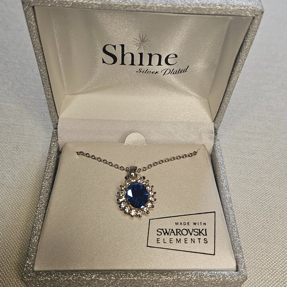 .Silver Plated Pendant Necklace with Swarovski Crystal Elements